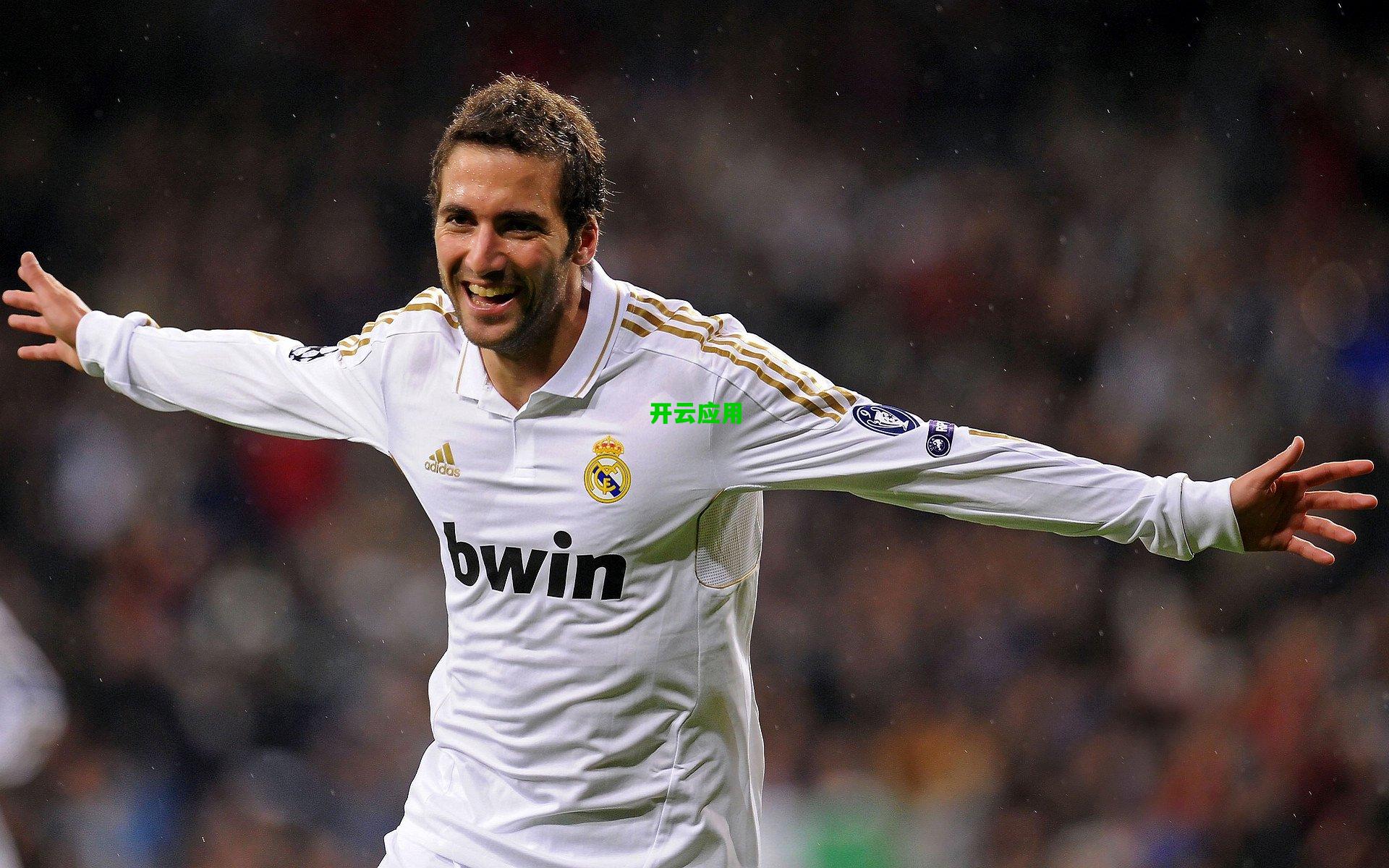 西甲联赛激战正酣，皇马巴萨上演巅峰对决