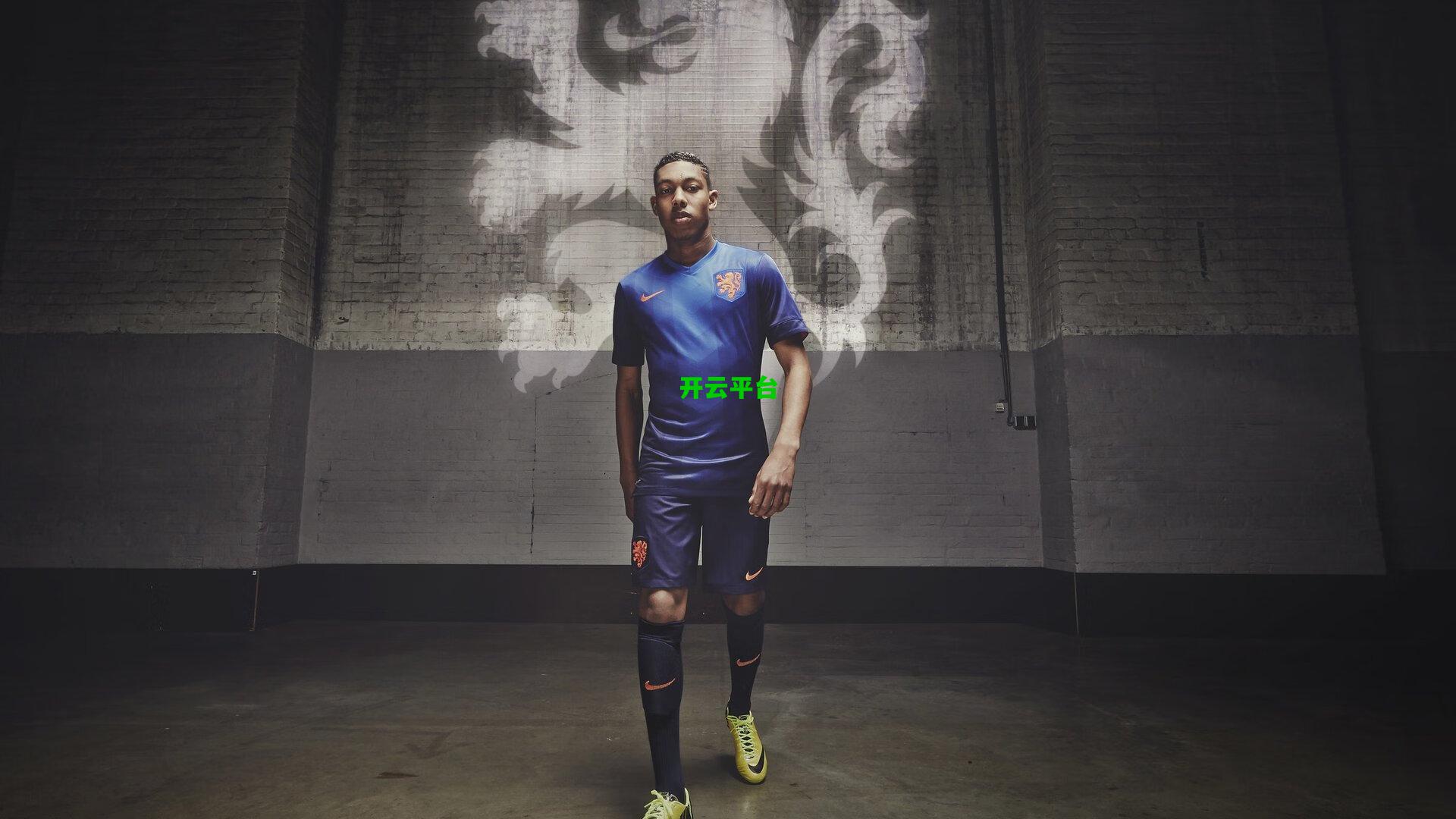 新星对话引燃足坛期待,埃斯特旺盛赞亚马尔为世界顶级,未来对决或成时代标志